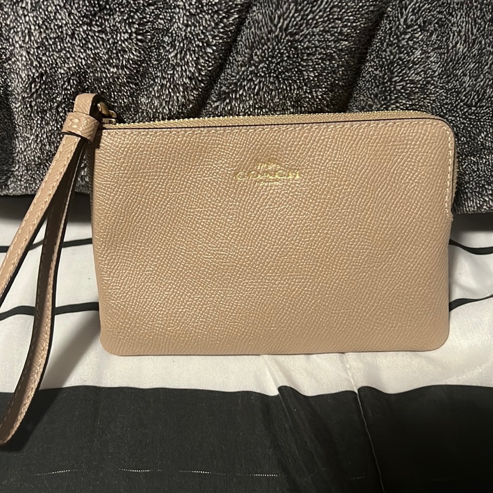 🔥 NWT- Coach wristlet